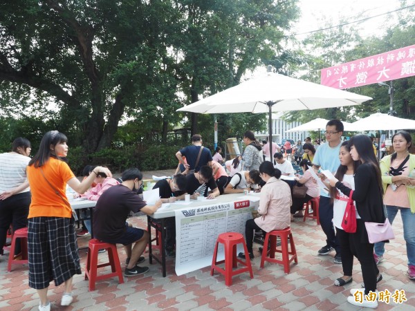 環鴻科技公司在草屯鎮中山公園設徵才攤位,人潮不斷。(記者陳鳳麗攝)