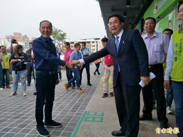 林義豐在進入城市願景館時,2人互跨「38度線」。(記者邱灝唐攝)