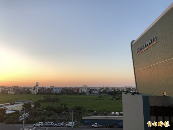 新竹市竹光國民運動中心即將完工,年底試營運,內部有游泳池和韻律教室和籃球場及SPA池,健身房等,更附設地下停車場,且交通方便,將有助於提升竹市運動人口。(記者洪美秀攝)
