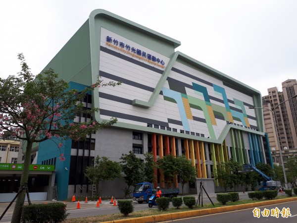 新竹市第2座國民運動中心即竹光國民運動中心即將完工,年底將試營運,明年1月中旬正式營運,新穎漂亮的外觀和寬敞的戶外人行空間,已吸引民眾探詢開館時間。(記者洪美秀攝)