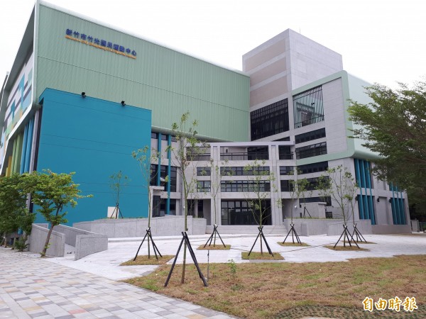 新竹市第2座國民運動中心即竹光國民運動中心即將完工,年底將試營運,明年1月中旬正式營運,新穎漂亮的外觀和寬敞的戶外人行空間,已吸引民眾探詢開館時間。(記者洪美秀攝)