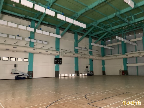 新竹市竹光國民運動中心即將完工,年底試營運,內部有游泳池和韻律教室和籃球場及SPA池,健身房等,更附設地下停車場,且交通方便,將有助於提升竹市運動人口。(記者洪美秀攝)