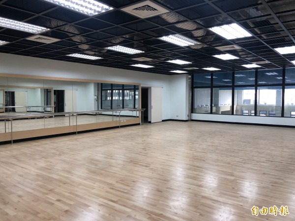 新竹市竹光國民運動中心即將完工,年底試營運,內部有游泳池和韻律教室和籃球場及SPA池,健身房等,更附設地下停車場,且交通方便,將有助於提升竹市運動人口。(記者洪美秀攝)