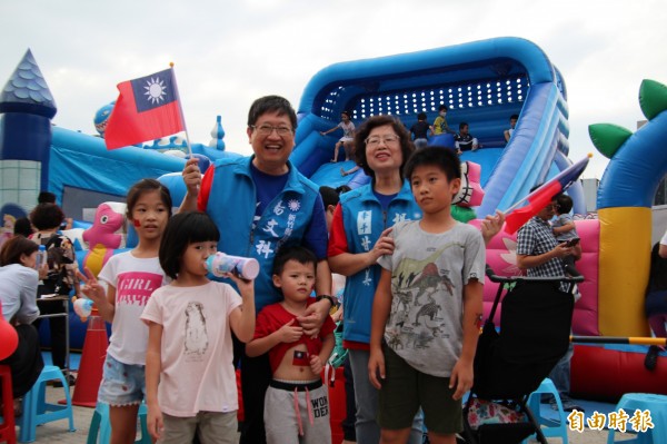 國民黨新竹縣長參選人楊文科傍晚在競選總部旁,為大小朋友們舉辦雙十慶典歡樂Party,出動大型氣墊遊樂設施等,現場歡笑聲不絕於耳。(記者黃美珠攝)