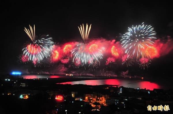 花蓮雙十煙火在花蓮港東防波堤施放,彩色煙火照亮港區海面及天空。(記者花孟璟攝)