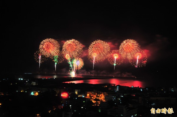 花蓮雙十煙火。(記者花孟璟攝)