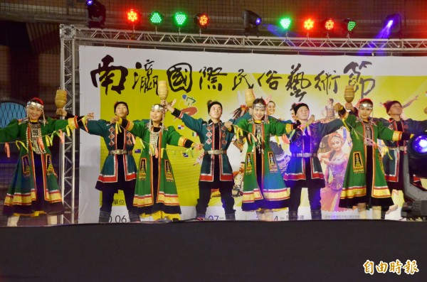 南瀛國際民俗藝術節仁德場活動,俄羅斯薩哈共和國的演出。(記者吳俊鋒攝)