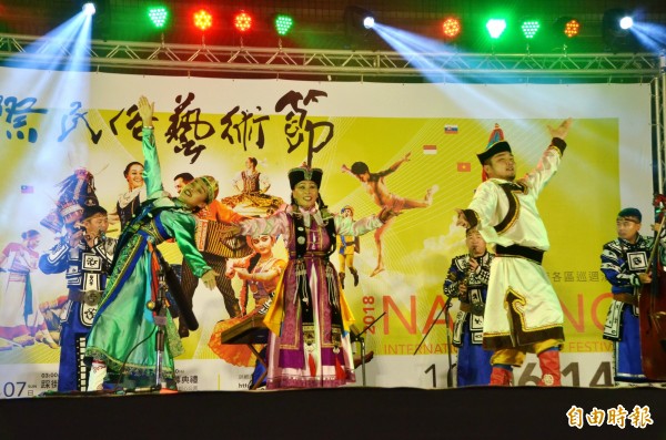 南瀛國際民俗藝術節仁德場活動,蒙古的演出。(記者吳俊鋒攝)