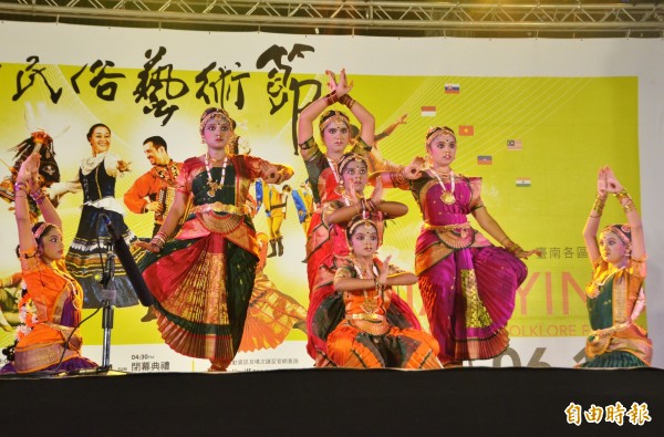 南瀛國際民俗藝術節仁德場活動,印度的演出。(記者吳俊鋒攝)