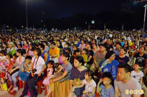 南瀛國際民俗藝術節仁德場活動,人潮爆滿。(記者吳俊鋒攝)