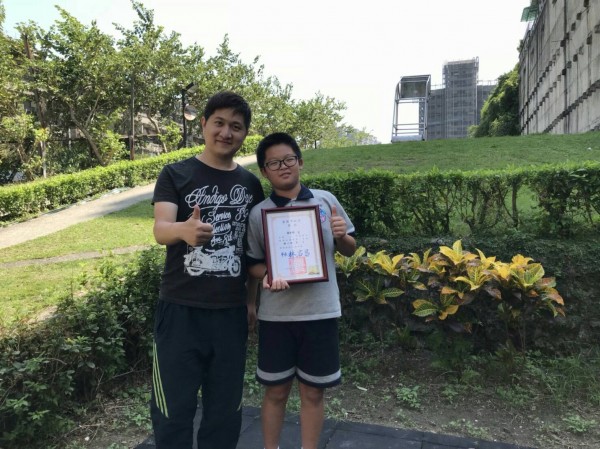基隆市「環境知識擂台賽」成績公布,二信高中國小部張宏郡勇奪基隆市國小組第一名(右)。(記者俞肇福翻攝)