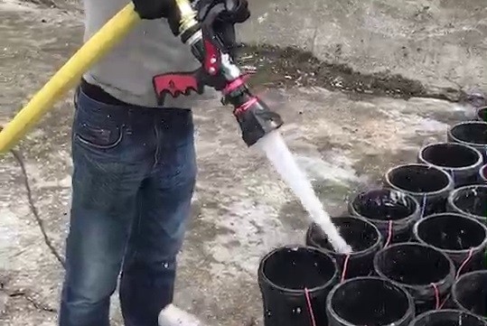 雙十焰火昨晚在花蓮港東堤施放,但施放14分鐘後,有焰火台起火燃燒,工作人員今早將未爆彈灌水確保安全。(花蓮縣政府提供)