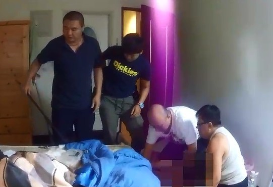 新竹縣竹東警分局逮捕楊姓毒販(右下方馬賽克處)時,他在女警面前不斷高喊:「我要尿尿!」(圖由警方提供)
