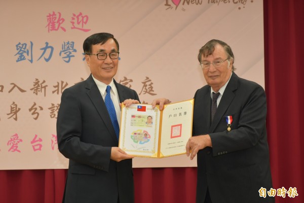 78歲的加拿大籍劉力學(Pierre Loisel),今天以「殊勳」由新北市副市長李四川頒發身分證、戶口名簿。(記者陳心瑜攝)