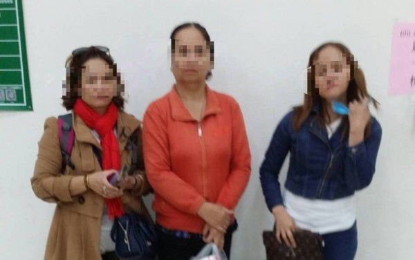 3名越籍婦人持變造入境證明被查獲,其中左邊婦人趁隙逃逸。(記者洪臣宏翻攝)