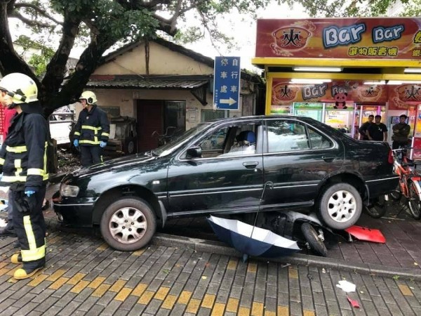 一輛轎車疑暴衝撞倒機車,造成1死3傷。(記者張議晨翻攝)