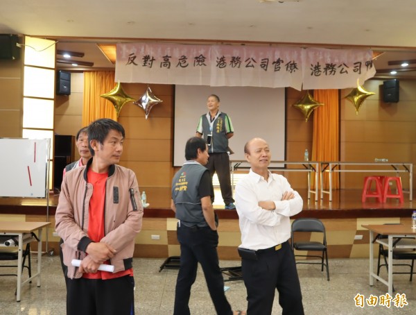 台中港務分公司召開「台中港外港擴建計畫(第一期)環境影響評估公開說明會」,多位里長到場掛白布條並阻擋會議進行。(記者歐素美攝)