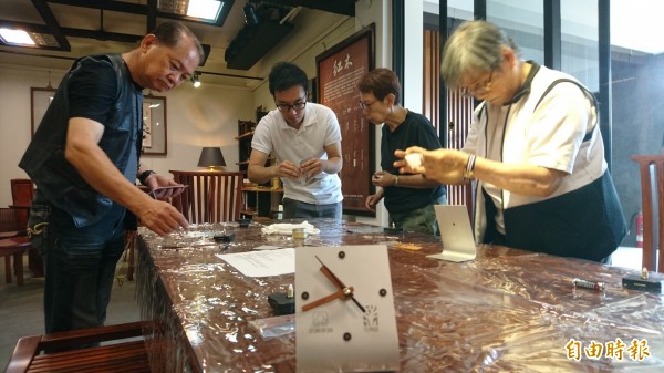 永興家具與谷同金合作推出「與時俱進」DIY材料包,讓民眾一次體驗2種工藝。(記者劉婉君攝)
