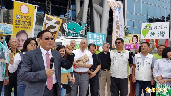 喜樂島聯盟全台巡迴專車「胖鯨號」今天上午抵達嘉義市政府前廣場。(記者丁偉杰攝)