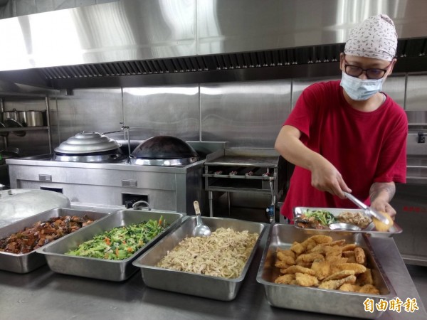 長青食堂志工為「茂男伯」準備出殯前的最後一頓飯。(記者廖淑玲攝)