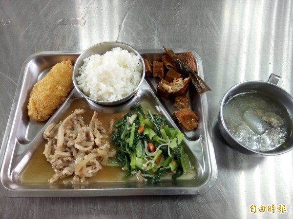 元長西莊長青食堂為「茂男伯」準備出殯前的最後一頓飯。(記者廖淑玲攝)