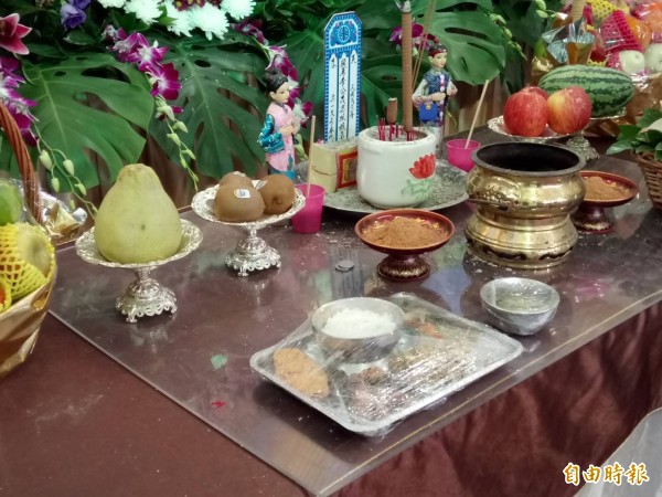 西莊長青食堂特別準備一盤飯菜送到李茂男靈前供桌,請他享用。(記者廖淑玲攝)