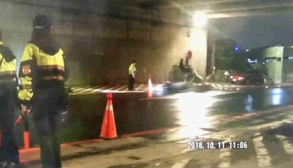 呂姓警員遭撞瞬間。(記者余衡翻攝)