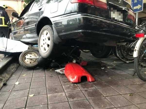 趙姓嬤孫兩人事發時被壓在轎車底下,趙婦為保護愛孫,雙手緊緊抱住,但因傷勢嚴重,送醫後仍宣告不治,至於孫女奇蹟僅受輕傷。(記者張議晨翻攝)