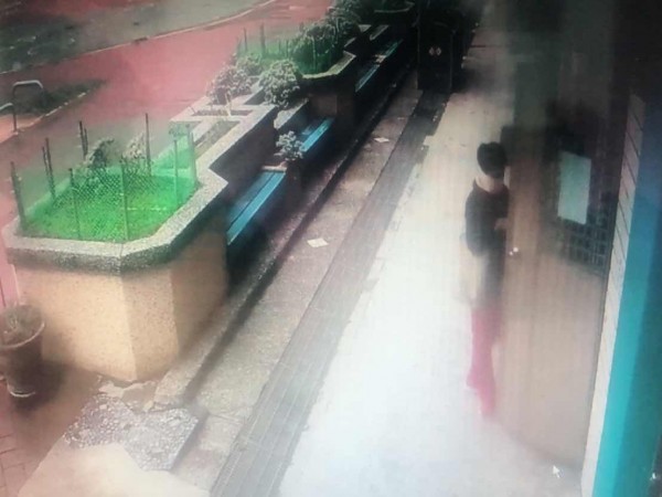 陳姓女竊賊穿紅褲搜刮鼻頭國小教職員辦公室4000元,被警方循線查獲。(記者林嘉東翻攝)