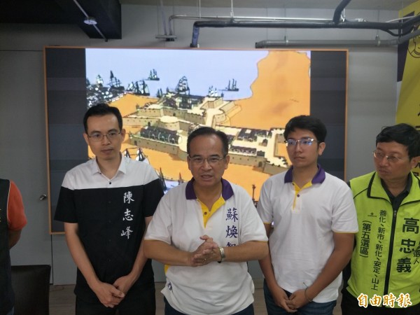 蘇煥智身後的大螢幕,就是要用數位動畫展示未來願景。(記者邱灝唐攝)