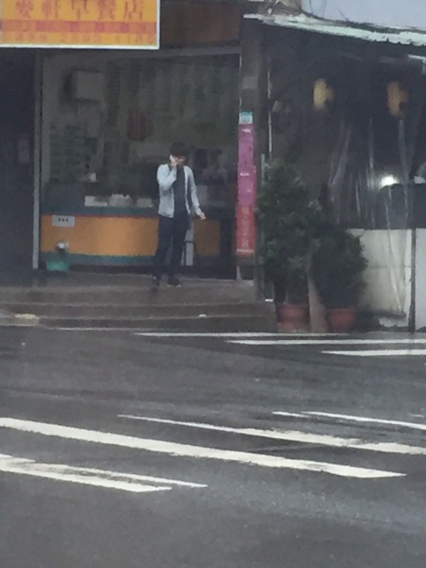 黃姓男子站在路邊接受指示。(記者邱俊福翻攝)