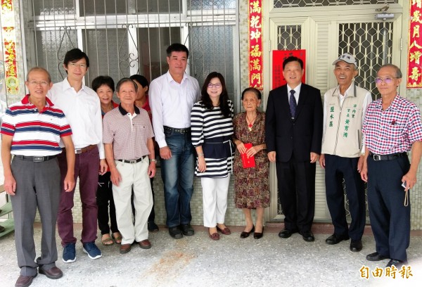 台南市百歲人瑞243名,重陽節獲贈萬元禮金,副市長許漢卿今訪102歲曾網,親贈賀禮。(記者王涵平攝)