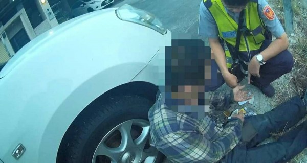 蕭男閃警躲屋頂,敵不過毛小孩狂吠「露餡」就逮。(記者陳賢義翻攝)