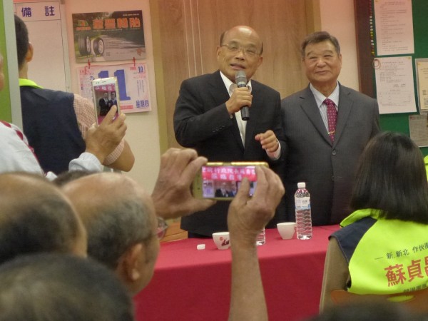 民進黨新北市長參選人蘇貞昌赴三重區參加新北市機車商業同業公會座談會。(記者李雅雯攝)