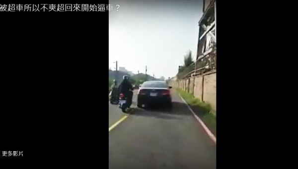 男駕車對騎士惡意逼車擋路,整個過程險象環生。(畫面擷取自網路)