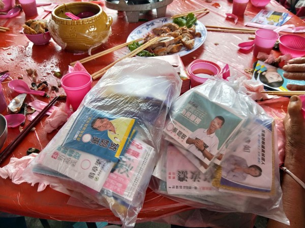 民眾在婚宴後,將文宣如包菜尾般打包帶走。(記者林宜樟翻攝)