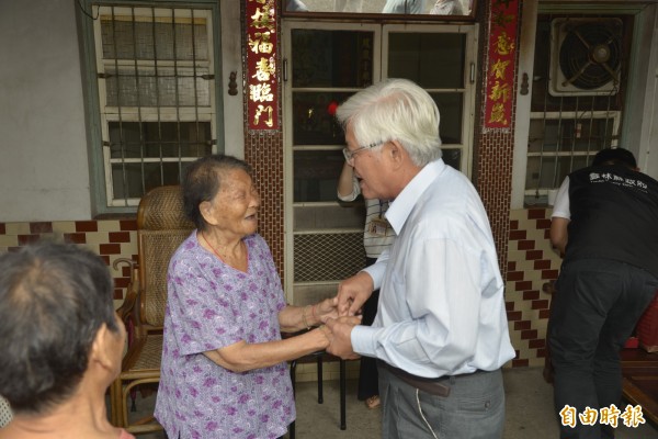 雲林縣長李進勇(右)祝福張高貴阿嬤(左)勇健快樂。(記者林國賢攝)