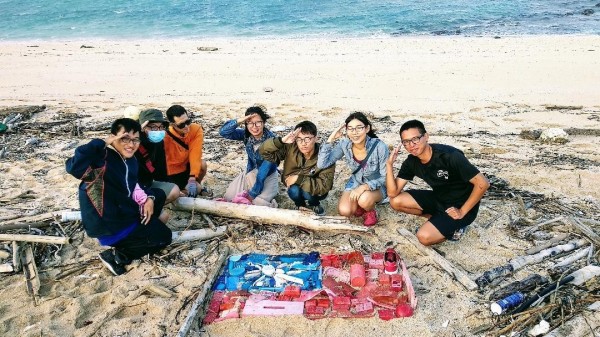 海漂藝工隊員製作國旗,簡單舉行升旗典禮。(海漂實驗室提供)