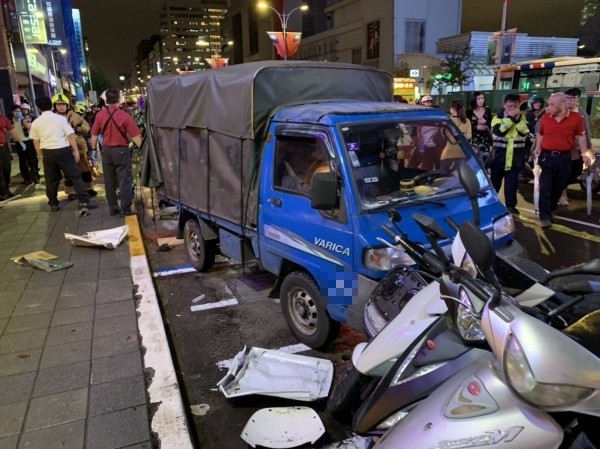 松山區傳嚴重車禍,路旁貨車後卸貨工人也遭撞。(記者鄭景議翻攝)