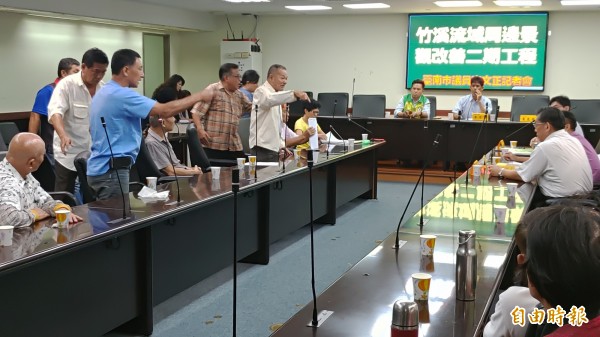 地主、承租戶揚言抗爭到底,不惜自行砍掉園內所有樹木。(記者蔡文居攝)