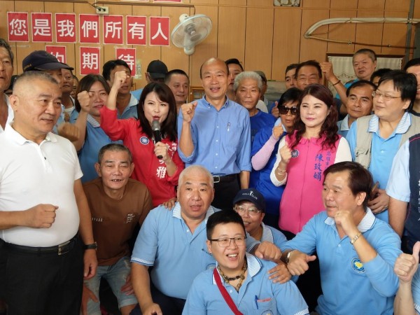 「館長」臉書遭停權,韓國瑜(中)認為是政治力介入。(記者葛祐豪翻攝)