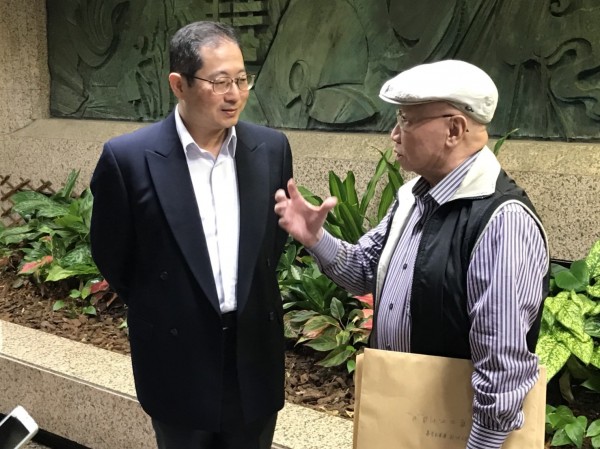 今日上午前立委、桃園農田水利研究發展基金會董事陳昭南向農委會遞交陳情書,由農田水利處副處長陳衍源接下。(圖由農委會提供)