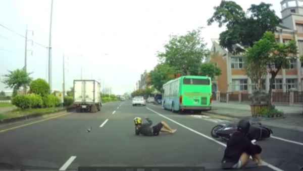 陳姓女大生騎車載彭姓男同學,卻遭後方張姓男子超車撞上,兩人在地上翻滾好幾圈後受傷送醫。(記者陳建志翻攝)