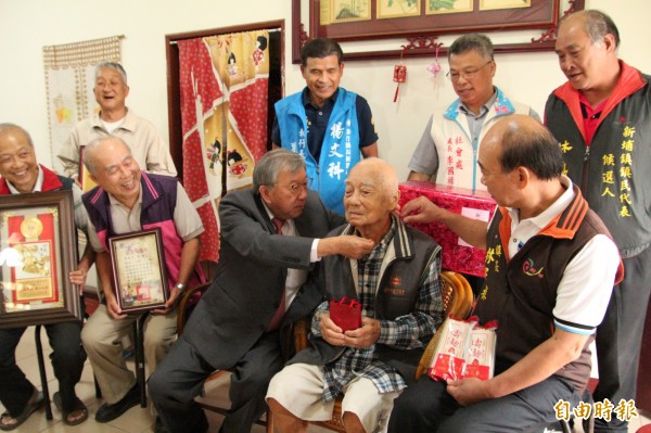 新竹縣長邱鏡淳(前中)今天探視百歲公江進財(前右2)時,幫他掛上金鎖片,祝福他福壽多多。(記者黃美珠攝)
