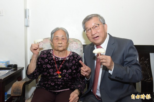 101歲人瑞楊蔡甘妹(左)用走路運動照顧自己健康疼子孫。(記者黃美珠攝)