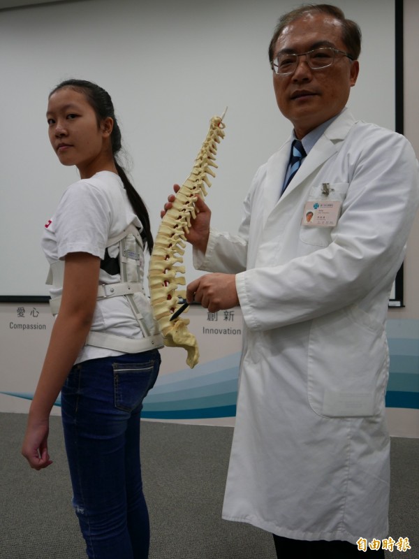 醫師李政鴻指洪姓少女脊椎滑脫合併嚴重壓迫神經,腰椎第5節與薦椎第1節幾乎脫開,不良於行、疼痛不已。(記者蔡淑媛攝)