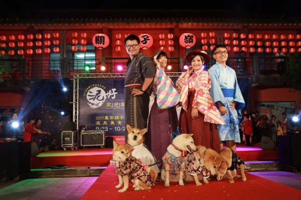 天涼泡湯正當時,台南市觀光旅遊局13日舉辦關子嶺溫泉美食節「浴衣派對」活動,當天打卡分享再送限量的關子嶺動漫風畫報,小楓、小泉帶領逛關子嶺。(台南市觀旅局提供)