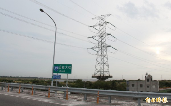自強大橋下兩側擁有腹地廣大的河川地。(記者陳冠備攝)
