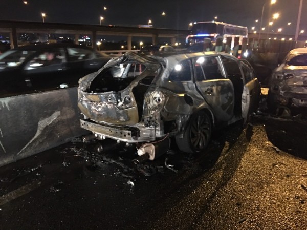 國道1號北上內壢交流道匝道發生4車連環撞事故,車輛全面燃燒。(記者許倬勛翻攝)