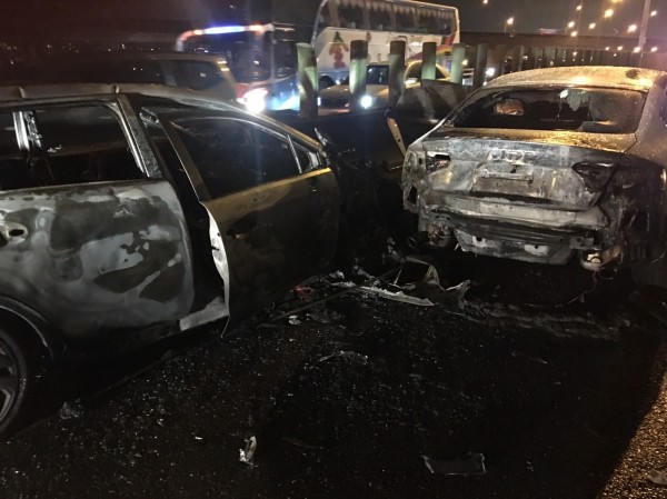國道1號北上內壢交流道匝道發生4車連環撞事故,車輛全面燃燒。(記者許倬勛翻攝)